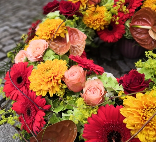 Smuteční věnec vypichovaný z živých květin