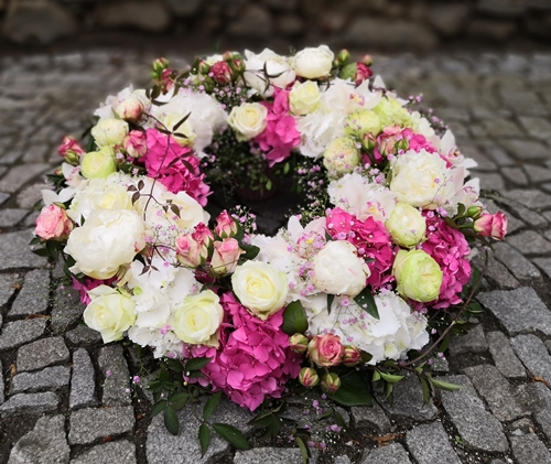 Smuteční věnec vypichovaný z živých květin