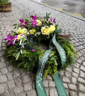 Smuteční věnec z chvojí s vypichovanou hlavou, doručení Beroun a okolí