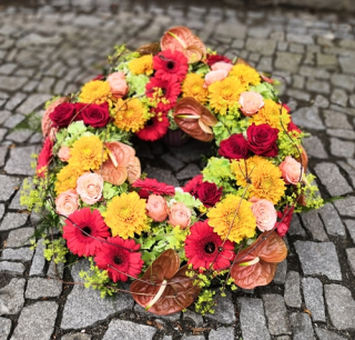 Smuteční věnec vypichovaný z živých květin, doručení Beroun a okolí